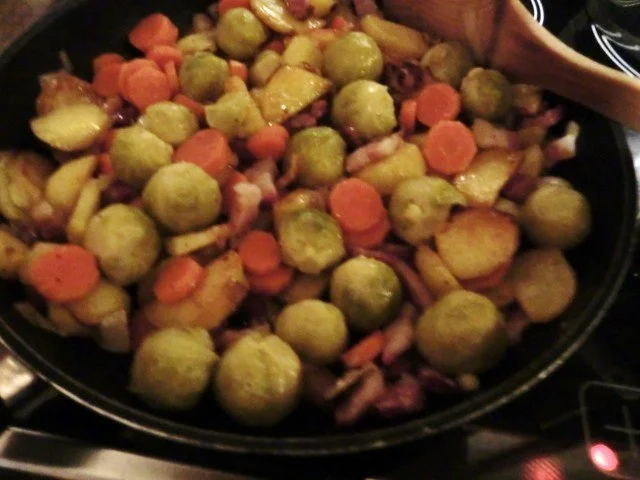 Rezept: Bunte Bratkartoffel-Rosenkohl-Pfanne Bild Nr. 4 Bunte Bratkartoffel-Rosenkohl-Pfanne - Rezept - Bild Nr. 4