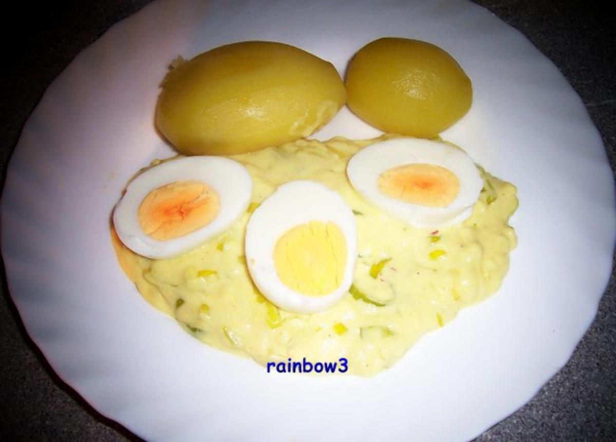 Bilder für Kochen: Eier auf Porree-Schmand-Senf-Sauce - Rezept