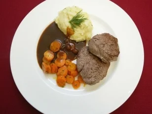 Rinderfilet mit Sauerbratensoße - "Tornado-Tournedo" (Claudia Kleinert) - Rezept