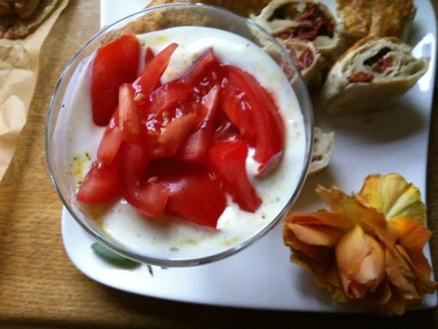 Rezept: Mozzarella-Tomaten im Blätterteig mit Ziegenkäsedipp Bild Nr. 3 Mozzarella-Tomaten im Blätterteig mit Ziegenkäsedipp - Rezept - Bild Nr. 3
