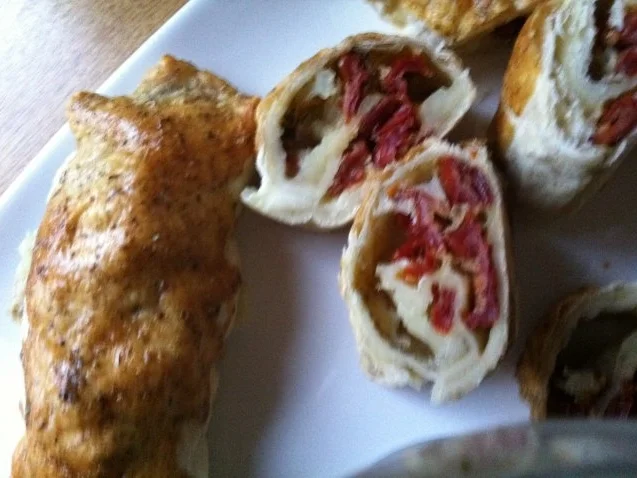 Rezept: Mozzarella-Tomaten im Blätterteig mit Ziegenkäsedipp Bild Nr. 4 Mozzarella-Tomaten im Blätterteig mit Ziegenkäsedipp - Rezept - Bild Nr. 4