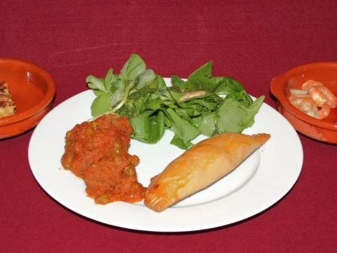 Rezept: Albondigas, Tortilla, Empanadillas, Gambas al Aioli und Chorizo al vino Albondigas, Tortilla, Empanadillas, Gambas al Aioli und Chorizo al vino - Rezept