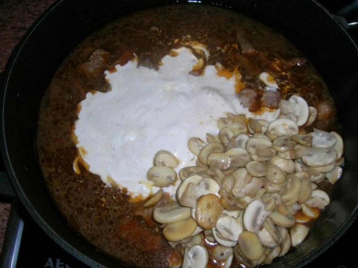 Kalbsgulasch mit Champignons - klassisch zubereitet - - Rezept - Bild Nr. 6
