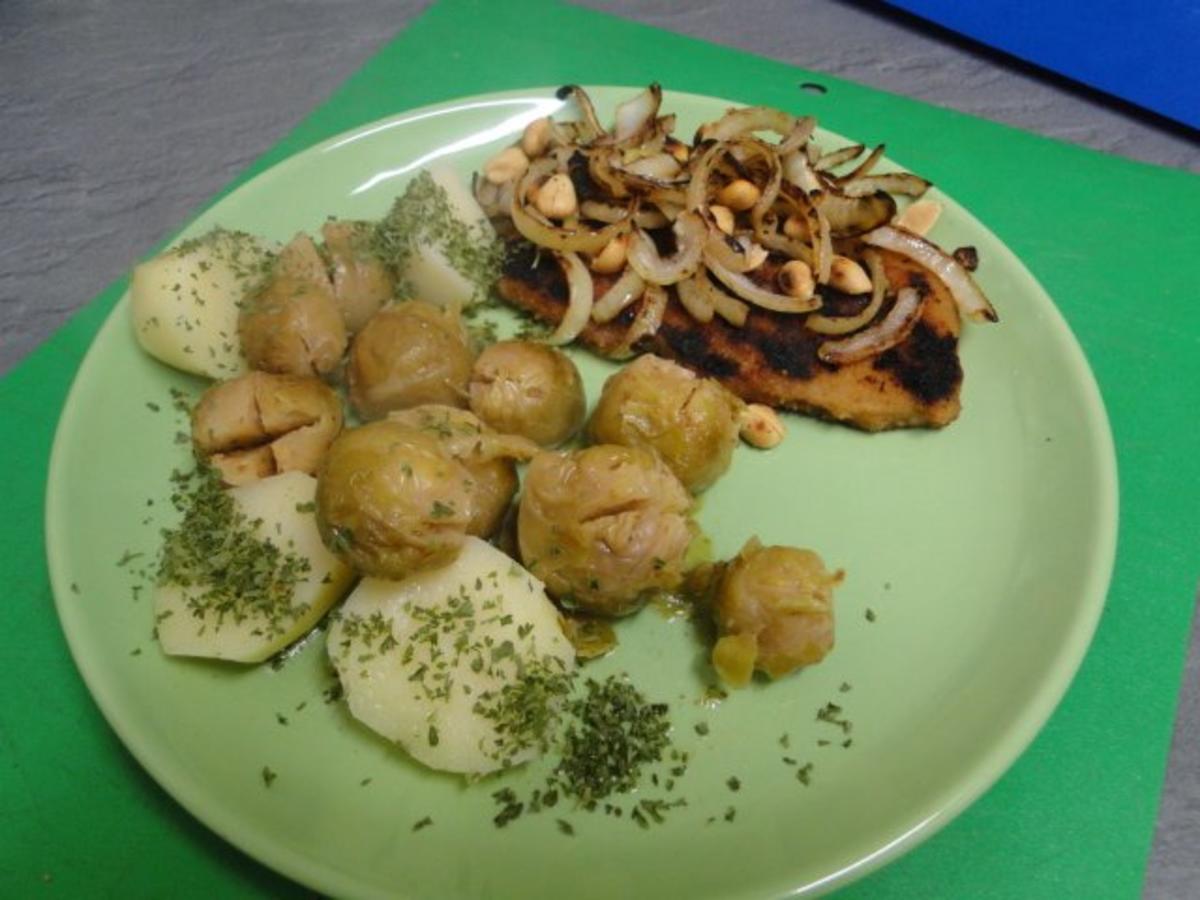 Zwiebelschnitzel mit Erdnüssen und Rosenkohl         KALORIENARM - Rezept