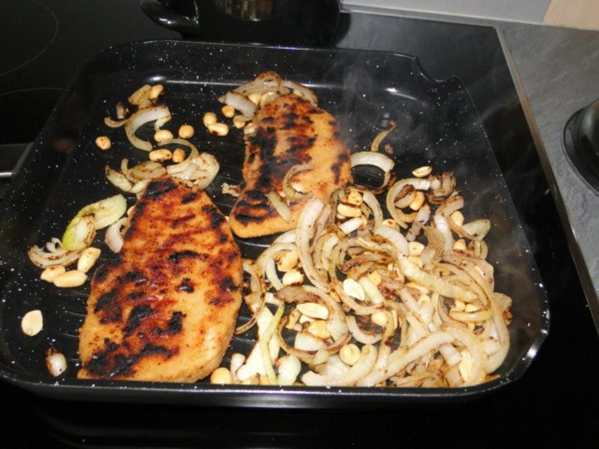 Zwiebelschnitzel mit Erdnüssen und Rosenkohl         KALORIENARM - Rezept - Bild Nr. 3