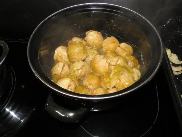 Rezept: Zwiebelschnitzel mit Erdnüssen und Rosenkohl KALORIENARM Bild Nr. 4 Zwiebelschnitzel mit Erdnüssen und Rosenkohl KALORIENARM - Rezept - Bild Nr. 4