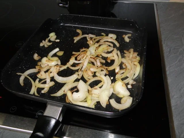 Rezept: Zwiebelschnitzel mit Erdnüssen und Rosenkohl KALORIENARM Bild Nr. 2 Zwiebelschnitzel mit Erdnüssen und Rosenkohl KALORIENARM - Rezept - Bild Nr. 2