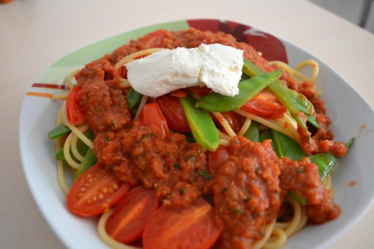 Spaghetti mit Tomaten-Pesto und Zuckerschoten - Rezept