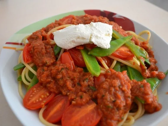 Spaghetti mit Tomaten-Pesto und Zuckerschoten - Rezept