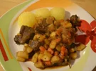 Hirschragout mit Birnen und kleinen Klößen - Rezept