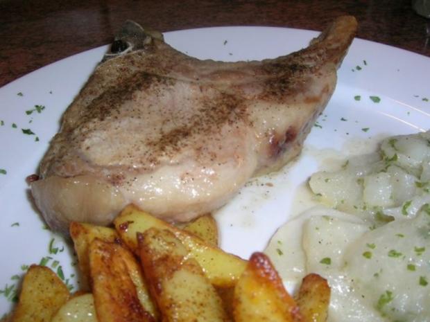 Iberico Kotelett (NT-gegart) mit weißen Rübchen und Röstkartoffeln ...