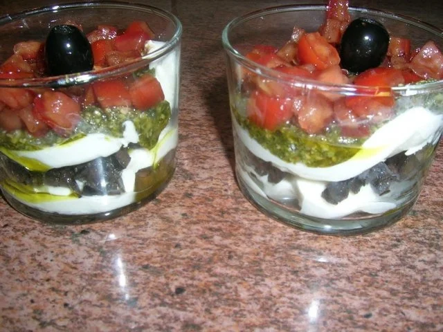 Tomaten Caprese - ein Klassiker im Glas serviert - die etwas andere Variante - - Rezept