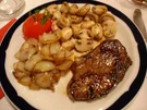 Rindersteak mit Champignons und Zwiebeln - Rezept