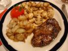 Rindersteak mit Champignons und Zwiebeln - Rezept