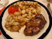 Rindersteak mit Champignons und Zwiebeln - Rezept