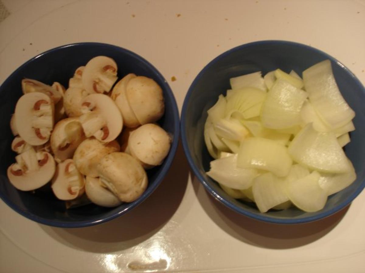 Rindersteak mit Champignons und Zwiebeln - Rezept - kochbar.de