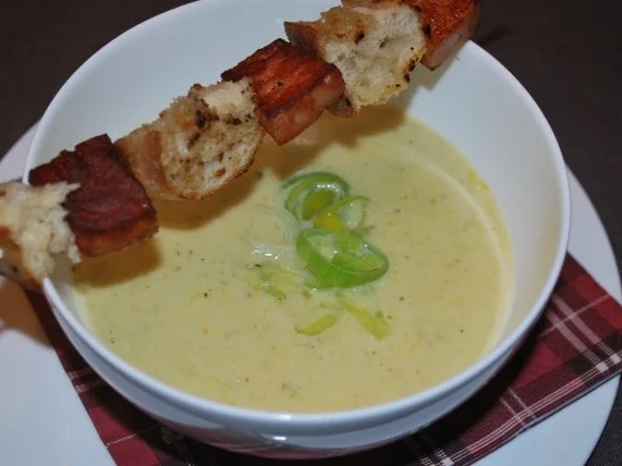 Rezept: Porree-Creme-Suppe mit Leberkäse-Brot-Spieß Porree-Creme-Suppe mit Leberkäse-Brot-Spieß - Rezept