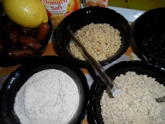 Rezept: Dattel-Lebkuchen mit Haselnüssen Bild Nr. 4 Dattel-Lebkuchen mit Haselnüssen - Rezept - Bild Nr. 4