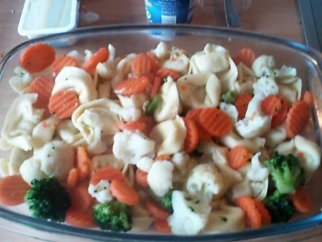 Tortellini im Gemüsebett mit Cremfrisch-Schmelzkäsesosse überbacken - Rezept