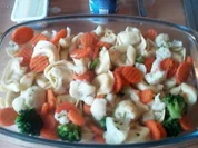 Tortellini im Gemüsebett mit Cremfrisch-Schmelzkäsesosse überbacken - Rezept