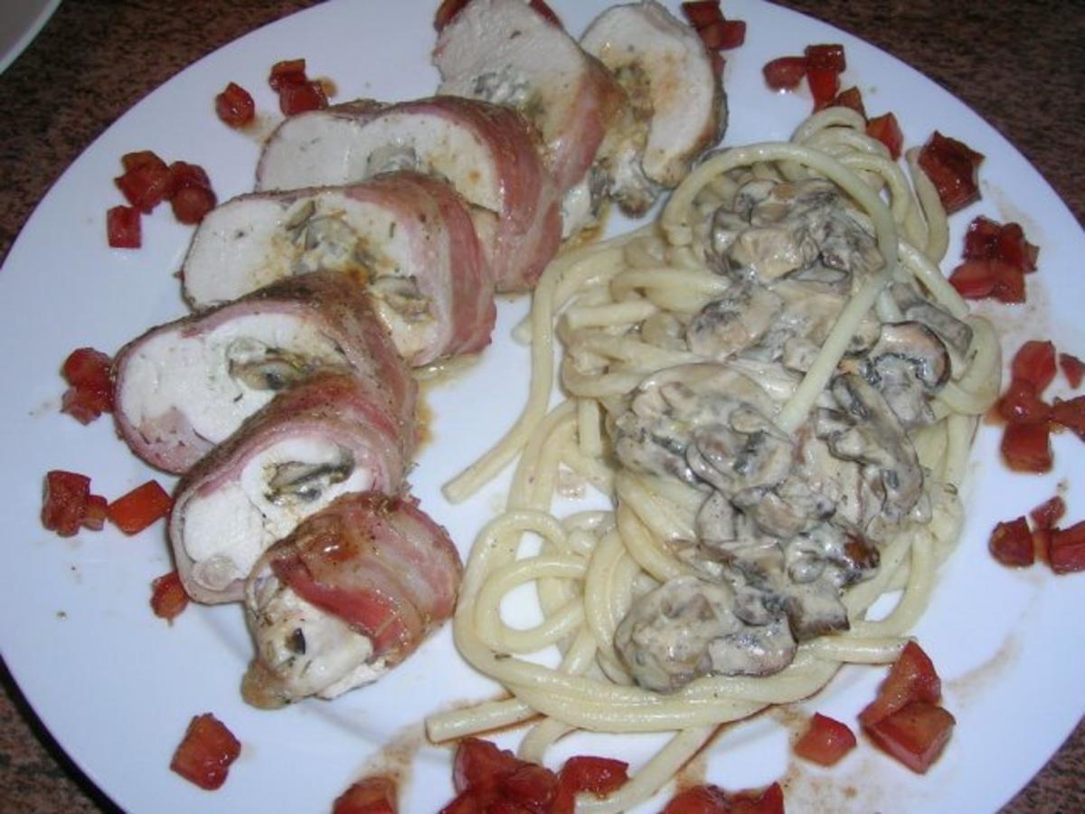 Hähnchenbrust mit Mascarpone und Pilzen gefüllt, dazu Bucatini Nr. 9 ... Hähnchenbrust mit Mascarpone und Pilzen gefüllt, dazu Bucatini Nr. 9 ...