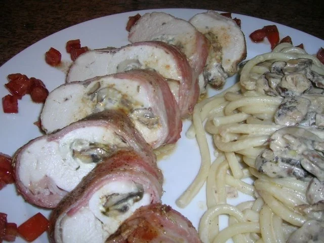 Rezept: Hähnchenbrust mit Mascarpone und Pilzen gefüllt, dazu Bucatini Nr. 9 mit Pilzsauce Bild Nr. 2 Hähnchenbrust mit Mascarpone und Pilzen gefüllt, dazu Bucatini Nr. 9 mit Pilzsauce - Rezept - Bild Nr. 2