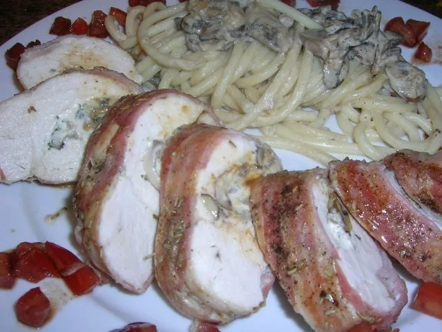 Rezept: Hähnchenbrust mit Mascarpone und Pilzen gefüllt, dazu Bucatini Nr. 9 mit Pilzsauce Bild Nr. 3 Hähnchenbrust mit Mascarpone und Pilzen gefüllt, dazu Bucatini Nr. 9 mit Pilzsauce - Rezept - Bild Nr. 3