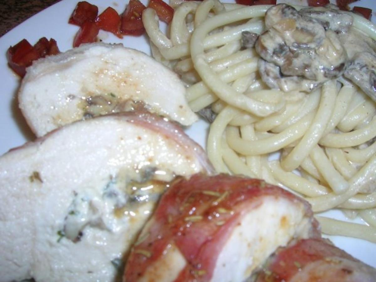 Hähnchenbrust mit Mascarpone und Pilzen gefüllt, dazu Bucatini Nr 9 mit ... Hähnchenbrust mit Mascarpone und Pilzen gefüllt, dazu Bucatini Nr 9 mit ...