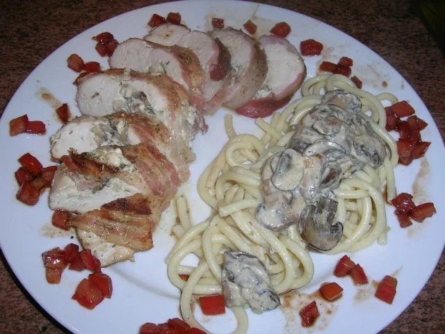 Rezept: Hähnchenbrust mit Mascarpone und Pilzen gefüllt, dazu Bucatini Nr. 9 mit Pilzsauce Bild Nr. 13 Hähnchenbrust mit Mascarpone und Pilzen gefüllt, dazu Bucatini Nr. 9 mit Pilzsauce - Rezept - Bild Nr. 13