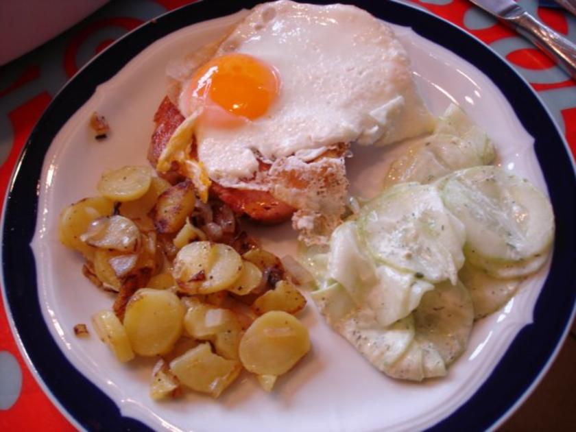 Leberkäse gebraten mit Spiegelei, Bratkartoffeln und Gurkensalat ...