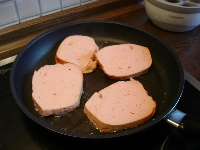 Leberkäse gebraten mit Spiegelei, Bratkartoffeln und Gurkensalat - Rezept - Bild Nr. 3