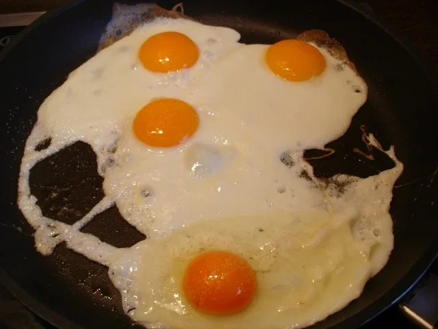 Leberkäse gebraten mit Spiegelei, Bratkartoffeln und Gurkensalat - Rezept - Bild Nr. 6