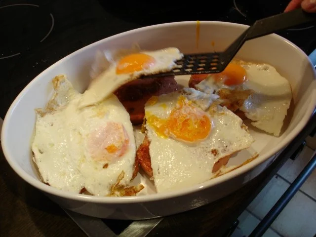 Leberkäse gebraten mit Spiegelei, Bratkartoffeln und Gurkensalat - Rezept - Bild Nr. 7