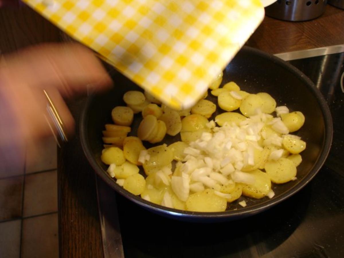 Leberkäse gebraten mit Spiegelei, Bratkartoffeln und Gurkensalat - Rezept - Bild Nr. 9