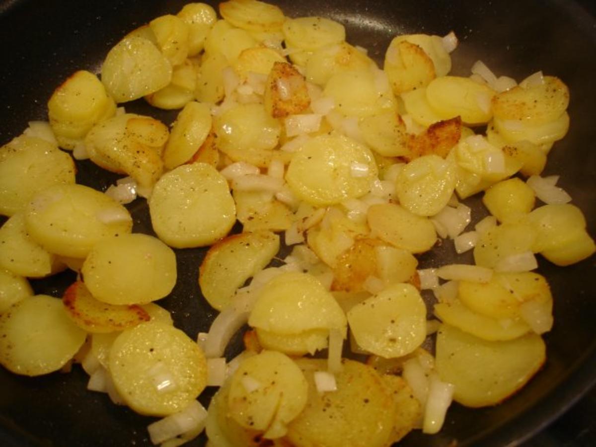 Leberkäse gebraten mit Spiegelei, Bratkartoffeln und Gurkensalat - Rezept - Bild Nr. 10