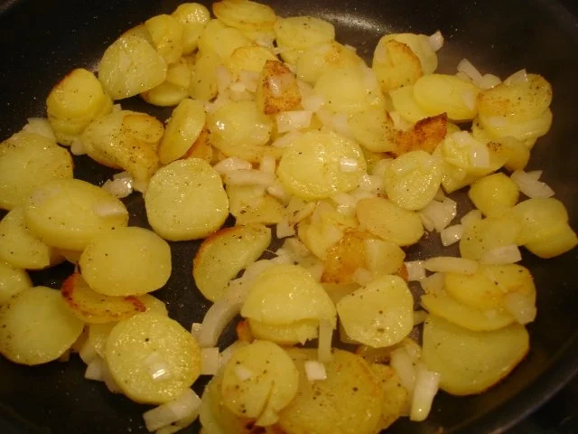 Leberkäse gebraten mit Spiegelei, Bratkartoffeln und Gurkensalat - Rezept - Bild Nr. 10