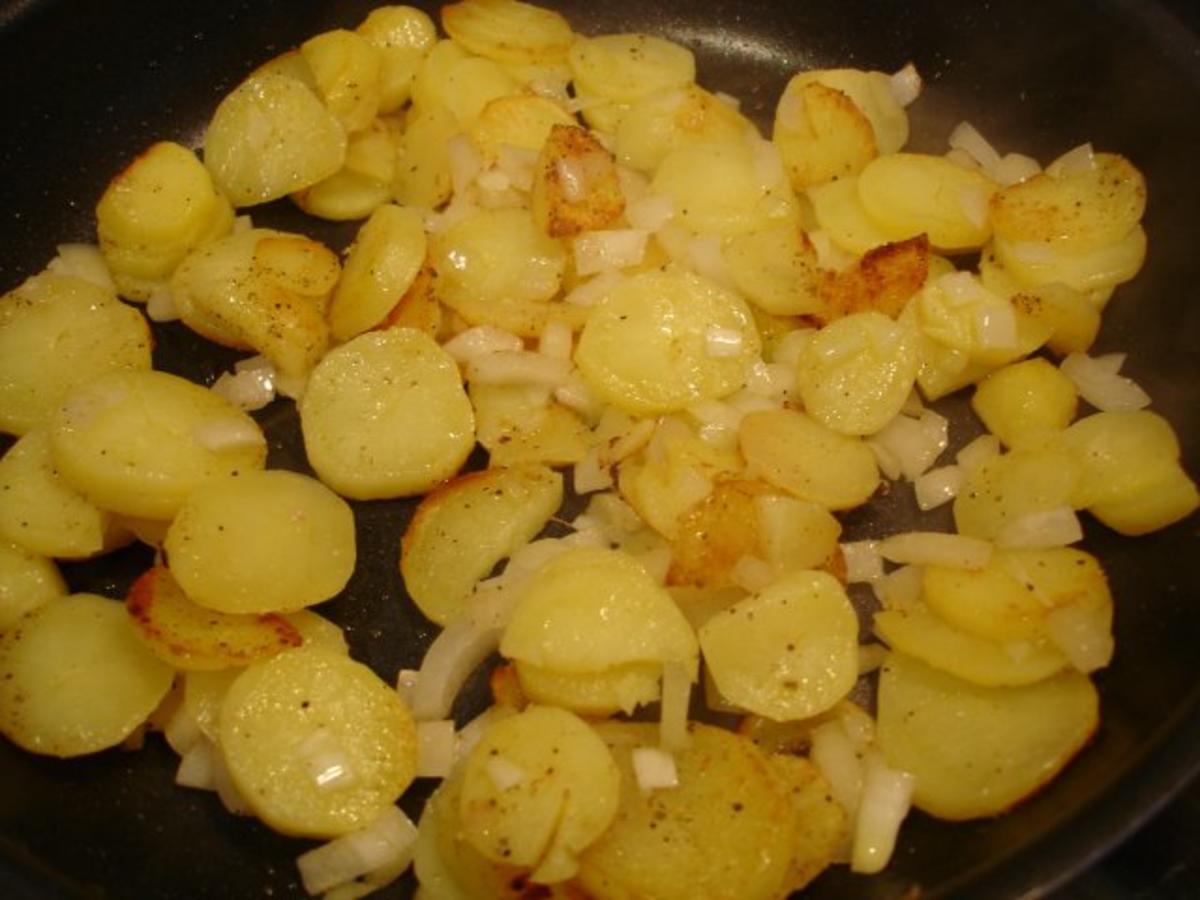 Leberkäse gebraten mit Spiegelei, Bratkartoffeln und Gurkensalat ...