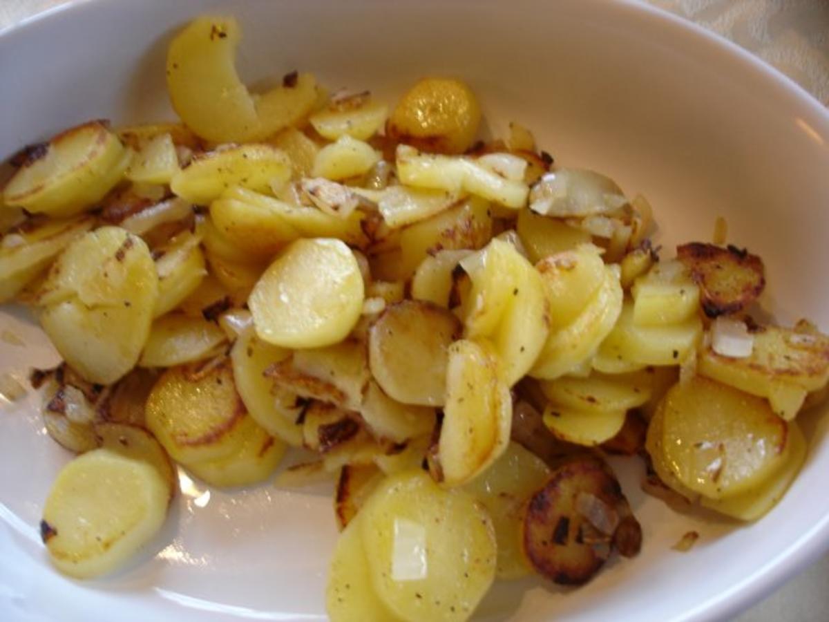 Leberkäse gebraten mit Spiegelei, Bratkartoffeln und Gurkensalat - Rezept - Bild Nr. 11