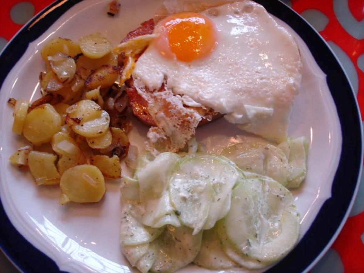 Leberkäse gebraten mit Spiegelei, Bratkartoffeln und Gurkensalat ...