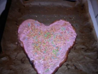 Mürbeteigherz mit rosa Glasur und viel Deko - Rezept