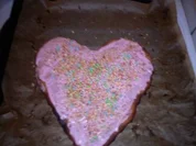 Mürbeteigherz mit rosa Glasur und viel Deko - Rezept