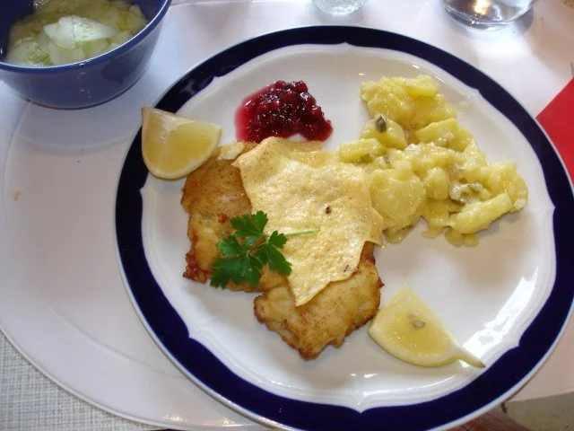 Rezept: Wiener Schnitzel mit Kartoffelsalat nach Irene und Gurkensalat süss-sauer Wiener Schnitzel mit Kartoffelsalat nach Irene und Gurkensalat süss-sauer - Rezept
