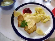 Wiener Schnitzel mit Kartoffelsalat nach Irene  und Gurkensalat süss-sauer - Rezept