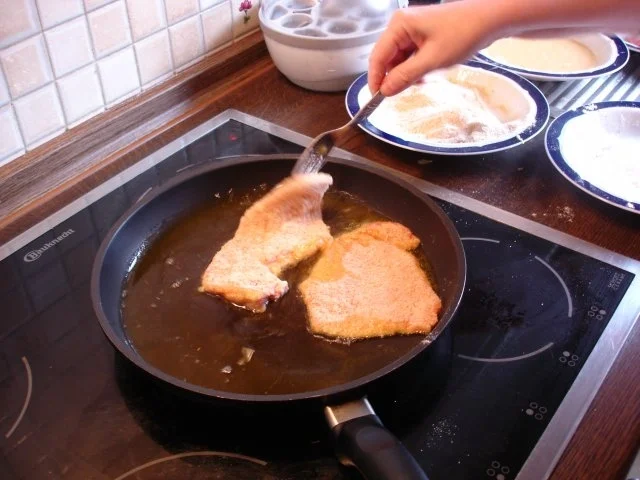 Rezept: Wiener Schnitzel mit Kartoffelsalat nach Irene und Gurkensalat süss-sauer Bild Nr. 4 Wiener Schnitzel mit Kartoffelsalat nach Irene und Gurkensalat süss-sauer - Rezept - Bild Nr. 4