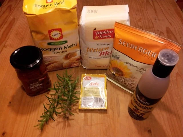 Brot mit getr. Tomaten, Sonnenblumenkernen und Rosmarin - Rezept