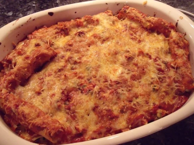 Cannelloni mit Gemüse-Käse-Füllung in Tomatensauce; pikantes Auflauf-/Ofengericht - Rezept