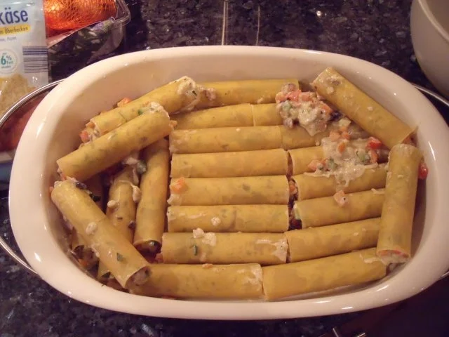 Cannelloni mit Gemüse-Käse-Füllung in Tomatensauce; pikantes Auflauf-/Ofengericht - Rezept - Bild Nr. 2