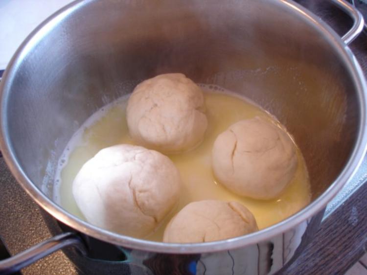 Dampfnudeln ( Süße Hefeklöße ) - Rezept