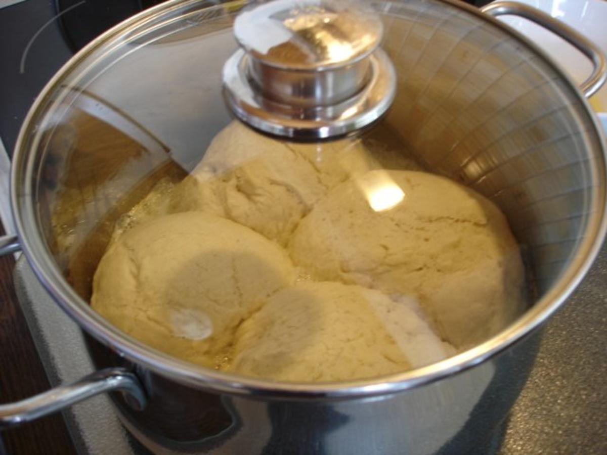 Dampfnudeln ( Süße Hefeklöße ) - Rezept