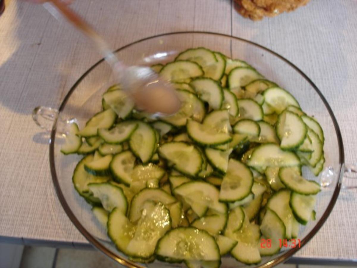 Gurkensalat süss-sauer - Rezept mit Bild - kochbar.de